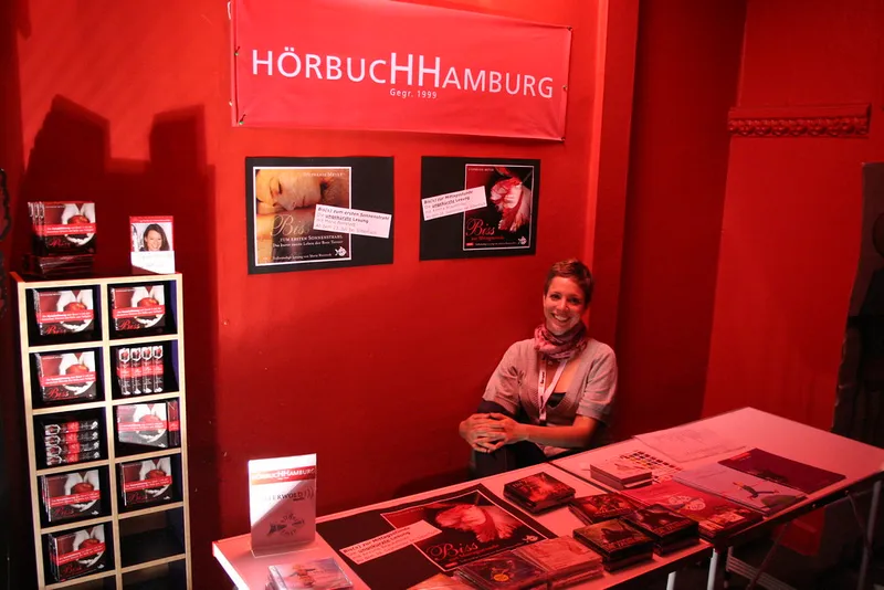 Stand cu recepție și spațiu de prezentare