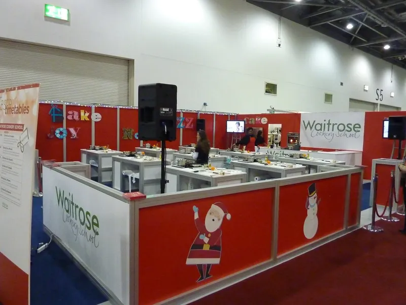 Stand modular cu blat de recepție